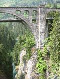 Hier ist die Brücke nicht so hoch, dafür das Tal umso tiefer