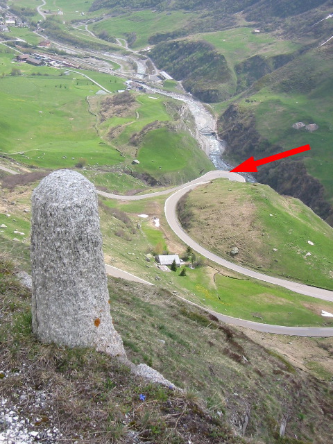 Und das wäre sein Blick auf Goldfingers Rolls Royce (Pfeil) gewesen.