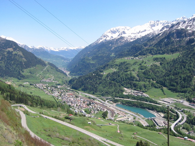 Ein Blick von der (alten) Passtraße zurück nach Airolo