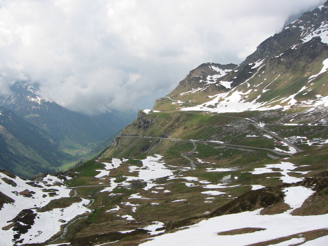 Weil die anderen Pässe noch geschlossen sind, fahre ich den Klausenpass