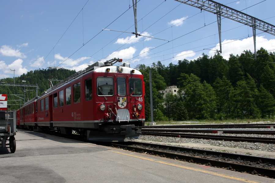 Ein typischer Bernina-Zug trifft ein