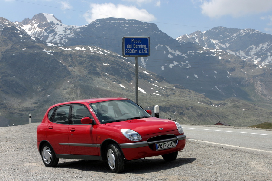 Das kleine, rote Auto auf dem Bernina-Pass