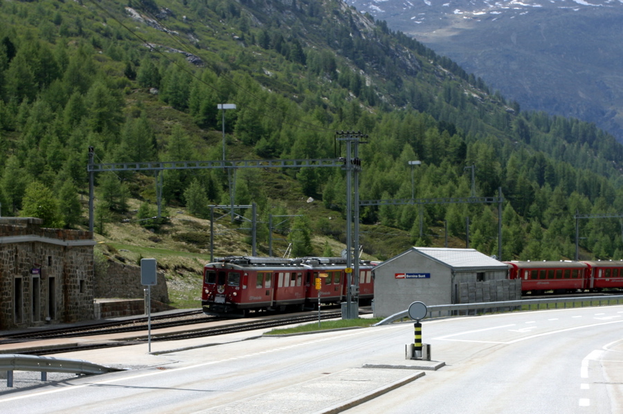 Ein Zug fährt durch den Bahnhof "Bernina Suot"...