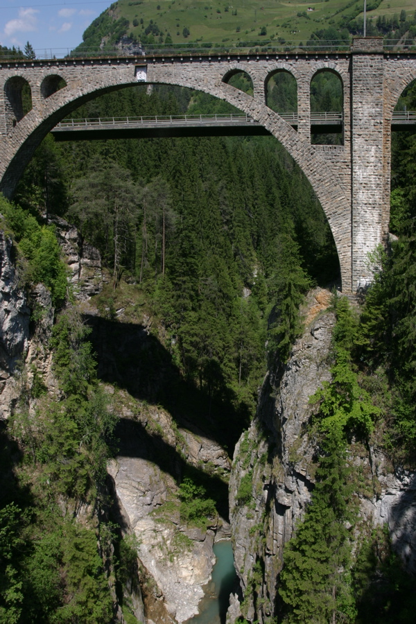 Die Solisbrücke ist nicht besonders hoch, aber das Tal besonders tief