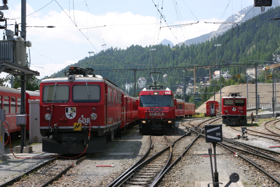 Hier stehen ein paar schicke, rote RhB-Loks