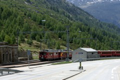 Ein Zug fährt durch den Bahnhof "Bernina Suot"...