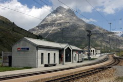 Das sehr moderne Bahnhofsgebäude hat dennoch einen gewissen Reiz