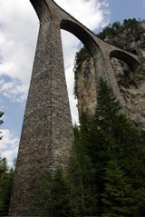 Faszination Landwasserviadukt: Paßt nicht auf's Bild...