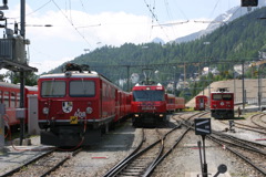 Hier stehen ein paar schicke, rote RhB-Loks