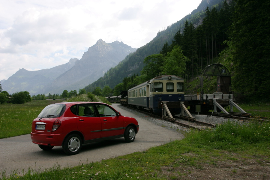Am Lötschbergtunnel: Wie kommt das Auto auf den Zug?