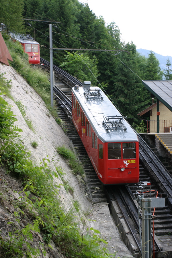 Die auf die enorme Steigung (knapp 50%) abgestimmten Fahrzeuge