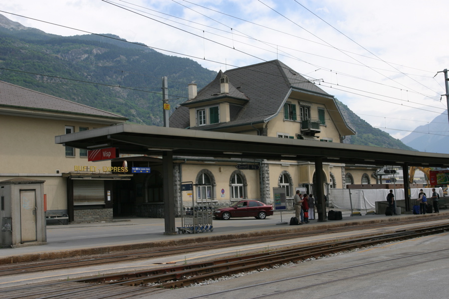 Im Vordergrund die bescheidenen Gleisanlagen der Matterhorn-Gotthard-Bahn, ehemals BVZ