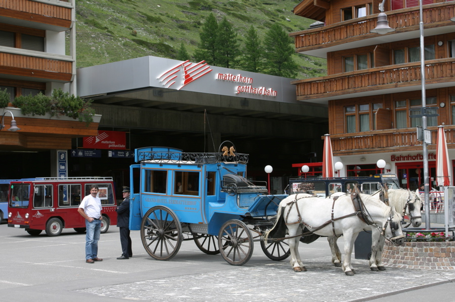 Netter Kontrast in Zermatt: Vor dem modern-häßlichen Bahnhof eine schöne, alte Pferdekutsche