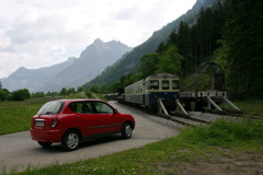 Am Lötschbergtunnel: Wie kommt das Auto auf den Zug?