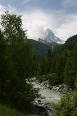 Das Matterhorn, leicht in Wolken gehüllt