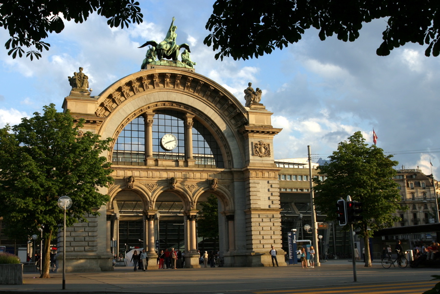 Der Eingang des alten Bahnhofsgebäudes