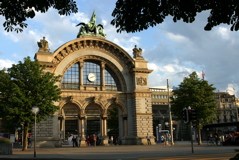 Der Eingang des alten Bahnhofsgebäudes