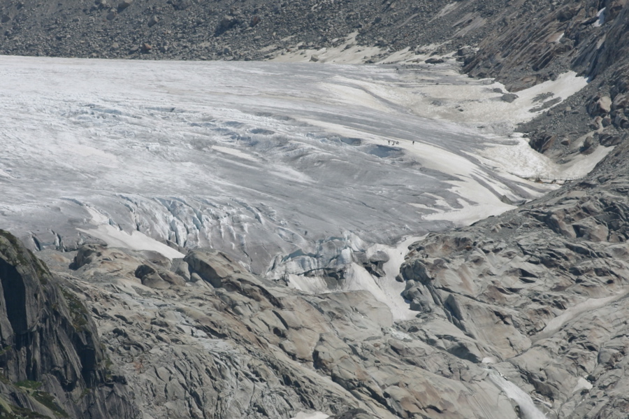 Die Punkte rechts auf dem Rhonegletscher sind Menschen