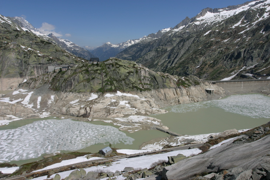 Hier schon der (ziemlich leere) Stausee beim Grimsel-Hospiz