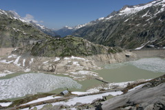 Hier schon der (ziemlich leere) Stausee beim Grimsel-Hospiz