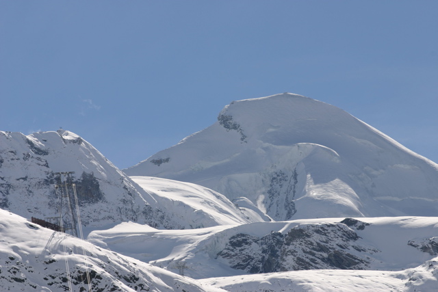 Mittelallalin (links, über der Seilbahn) und Allalinhorn