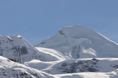 Mittelallalin (links, über der Seilbahn) und Allalinhorn